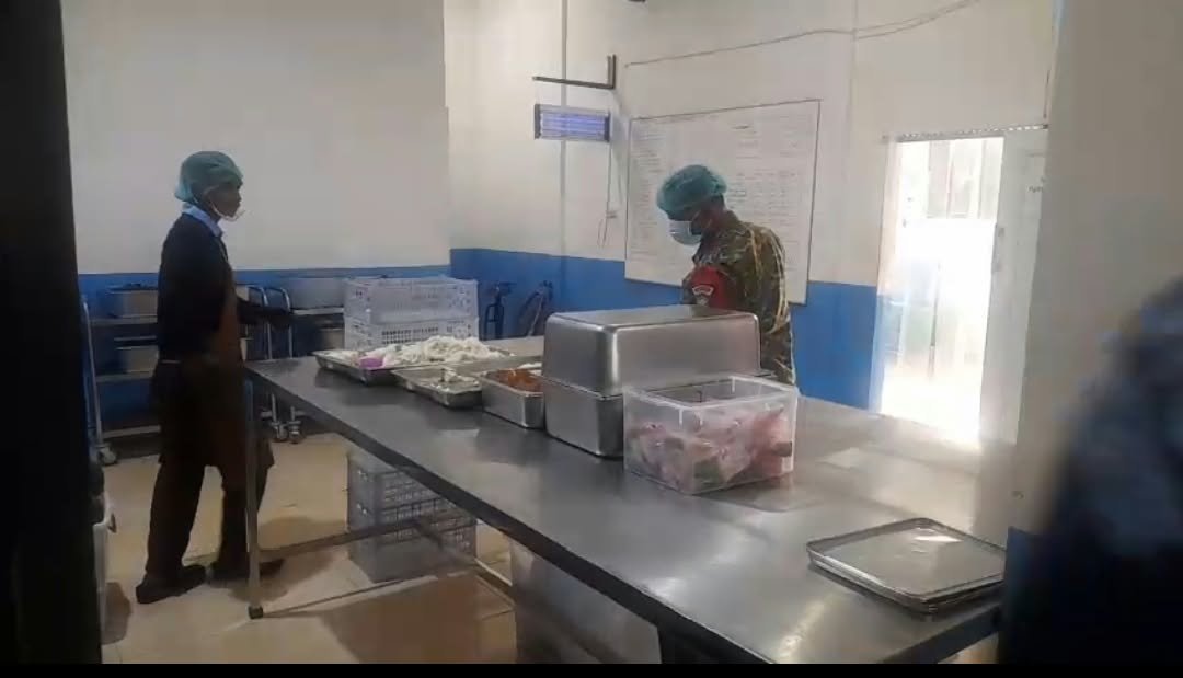 Babinsa Koramil 06/Teunom Kawal Distribusi Makan Bergizi Gratis Di Desa Padang Kleng Aceh Jaya