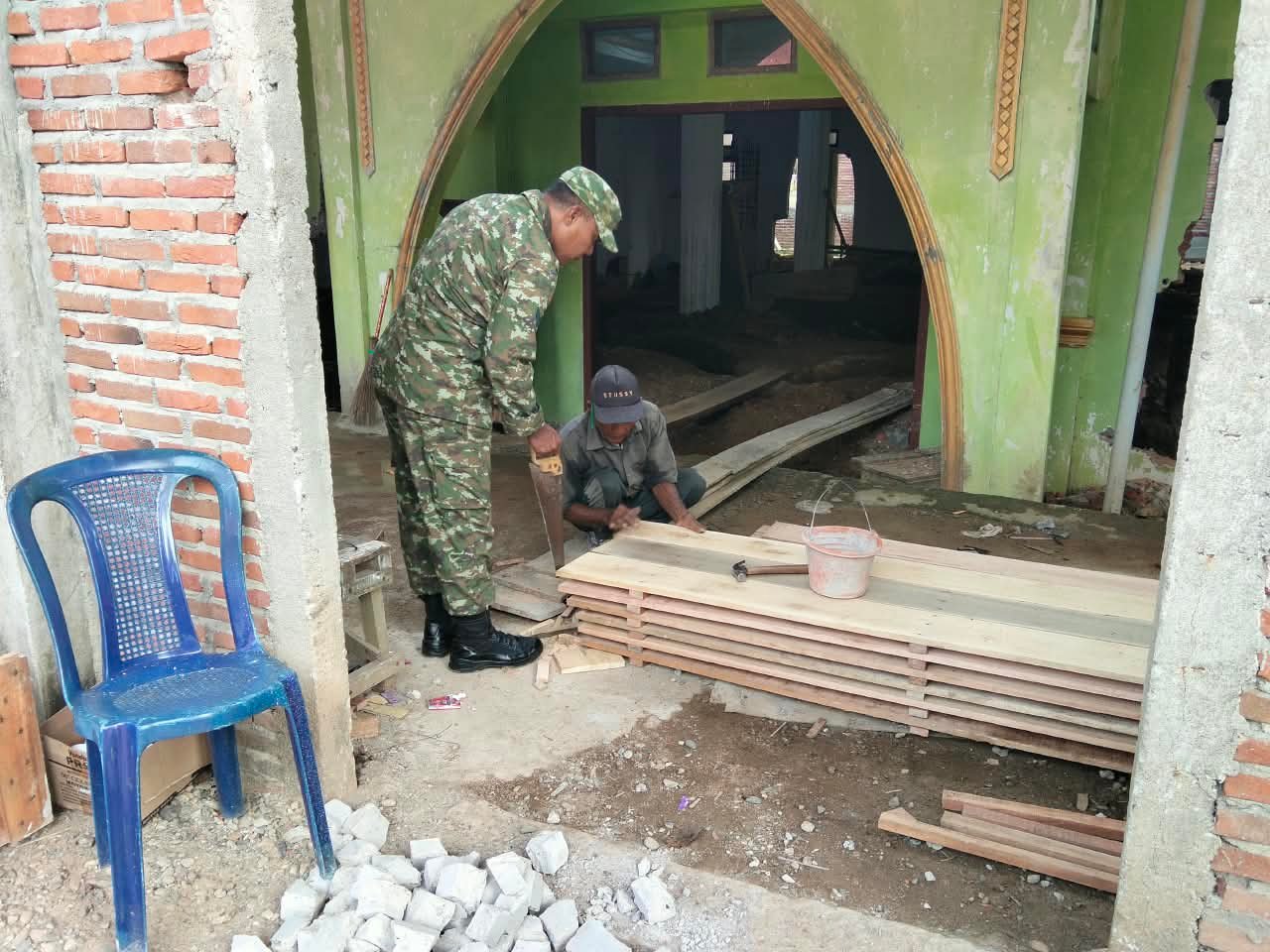 Babinsa Koramil 05/Panga Turun Langsung Dukung Pembangunan Fasilitas Keagamaan