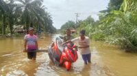 Babinsa Bantu Evakuasi 35 Warga Saat Lae Soraya Meluap di Trumon Tengah