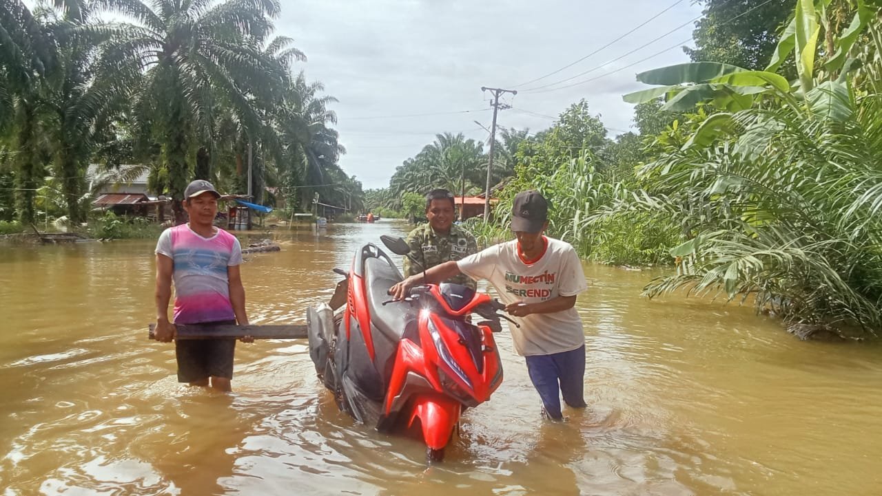 Babinsa Bantu Evakuasi 35 Warga Saat Lae Soraya Meluap di Trumon Tengah