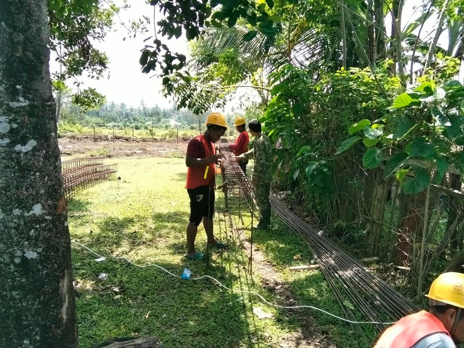 Suport TNI: Babinsa Ikut Pasang Rangka Besi Pondasi Pabrik Es KNMP