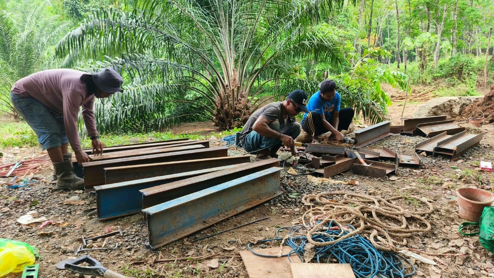 50% Selesai, Pemotongan Besi dan Pengecatan Jadi Agenda Jembatan Garuda Tahap VII