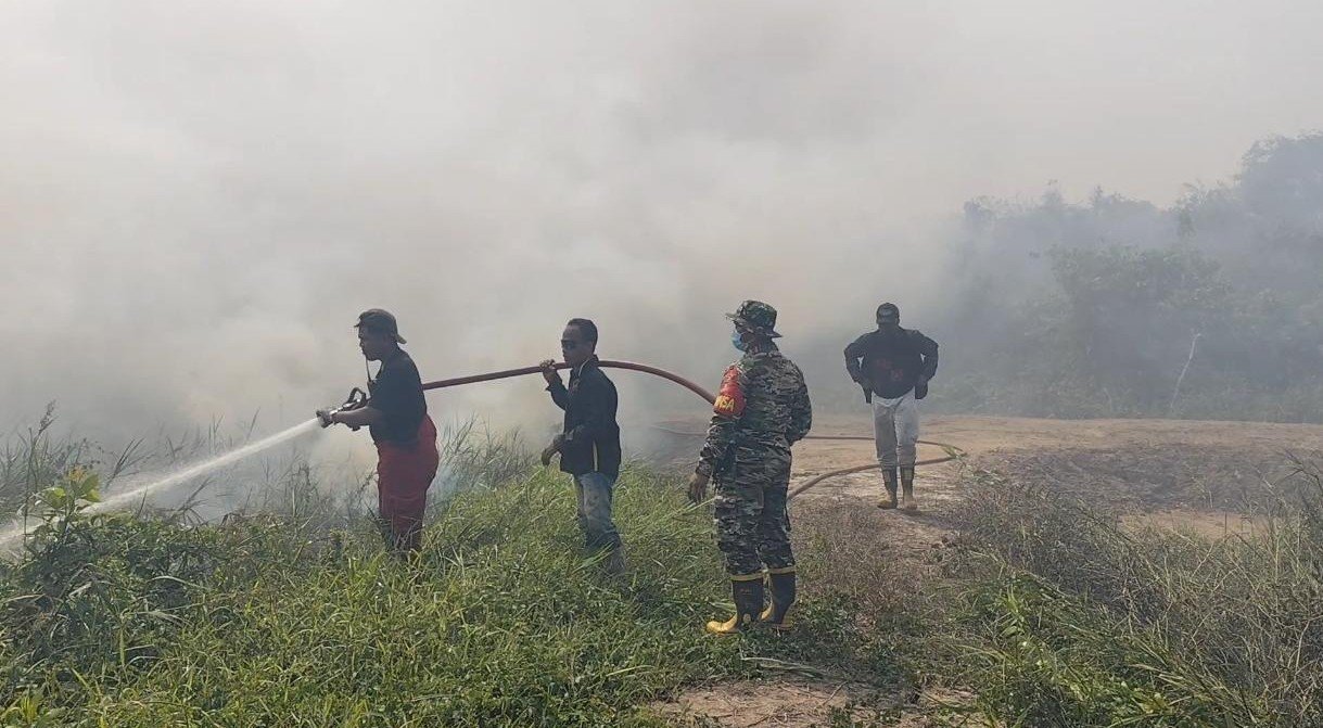 Gabungan Petugas dan Warga Padamkan Karhutla di Kelurahan Singa Geweh