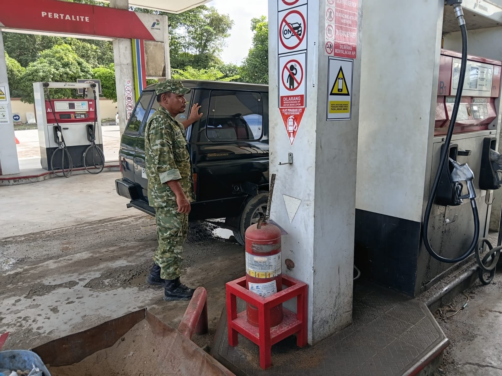 Cegah Gangguan di Fasilitas Umum, Babinsa Lakukan Pemantauan di SPBU Panga