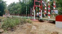 Kodim 1203/Ketapang Bangunan Jembatan Gantung di Desa Kualan Tengah