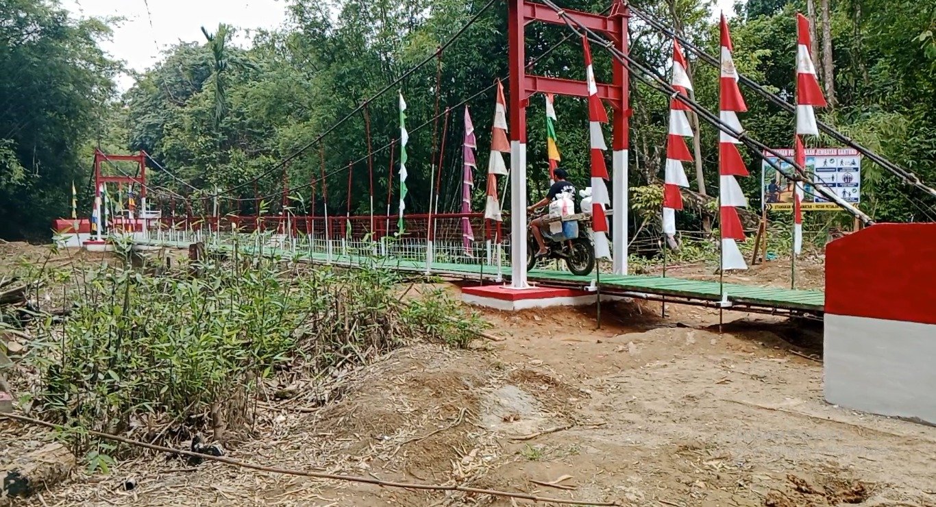 Kodim 1203/Ketapang Bangunan Jembatan Gantung di Desa Kualan Tengah
