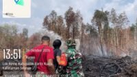 ‎Tengah Keterbatasan Air dan Angin Kencang, Tim Gabungan Tekun Padamkan Karhutla di Handil Bakti‎