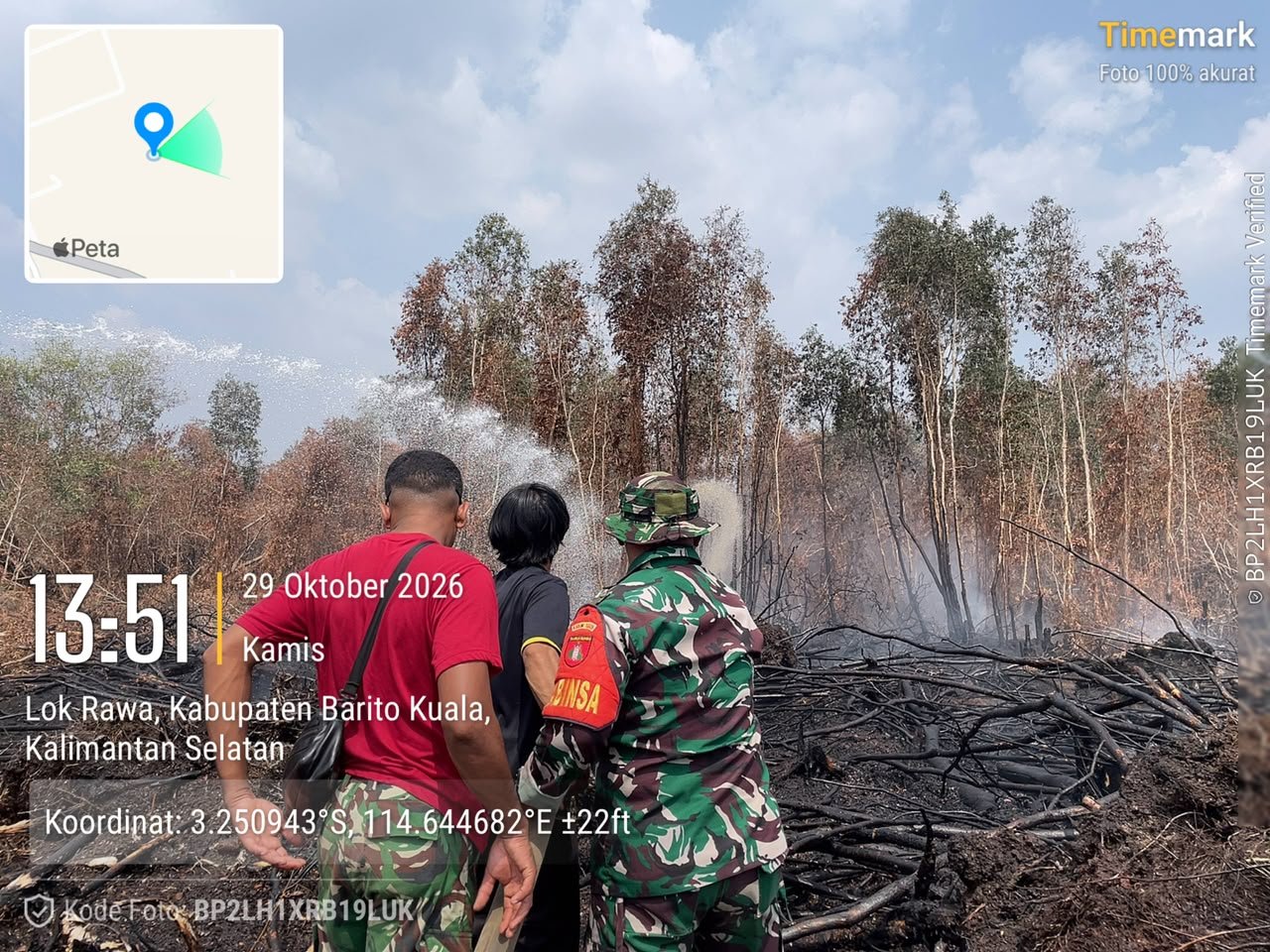 ‎Tengah Keterbatasan Air dan Angin Kencang, Tim Gabungan Tekun Padamkan Karhutla di Handil Bakti‎