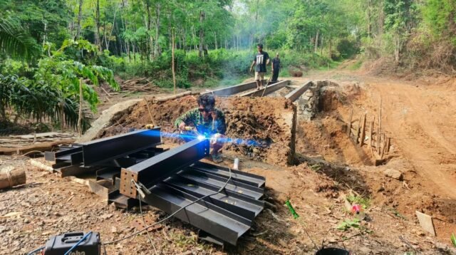 Kebersamaan TNI-Masyarakat Dongkrak Pembangunan Jembatan Garuda Hingga 55%