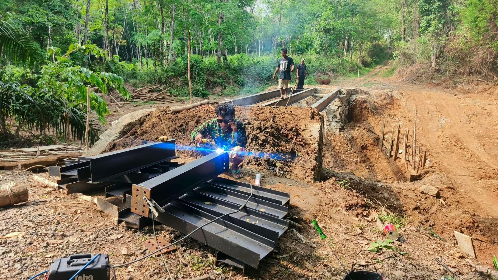 Kebersamaan TNI-Masyarakat Dongkrak Pembangunan Jembatan Garuda Hingga 55%