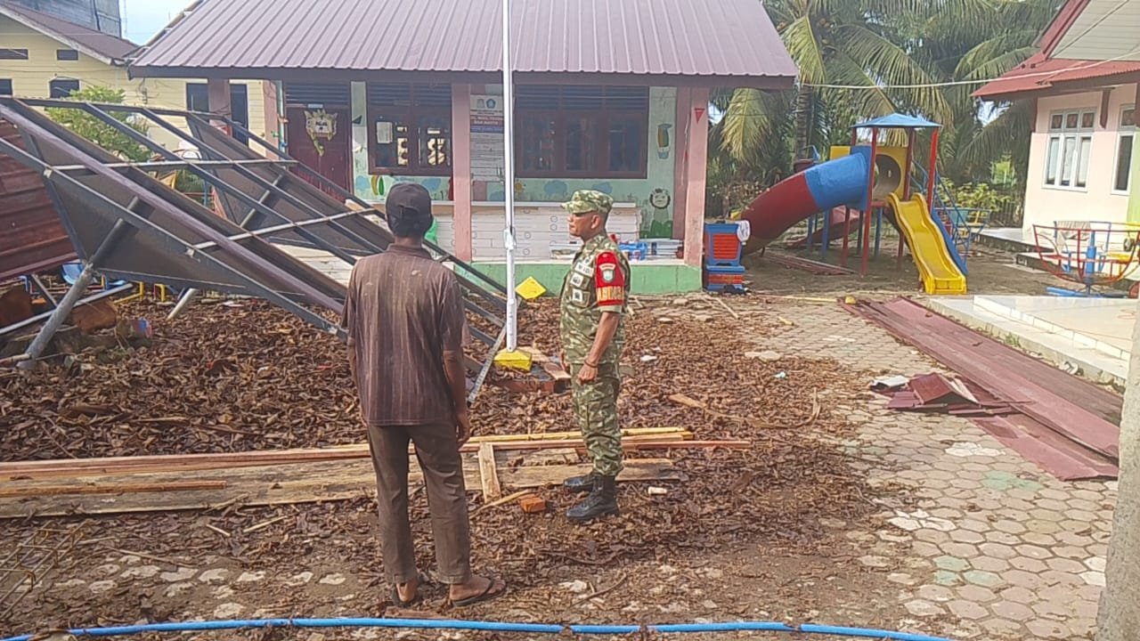 Babinsa Kodim 0114/Aceh Jaya Dampingi Pembangunan Fasilitas TK Dharma Wanita
