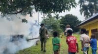 Yonif TP 859/RBK Lakukan Fogging di Kampung Aminweri untuk Lindungi Warga dari Nyamuk Yonif TP 859/RBK Lakukan Fogging di Kampung Aminweri untuk Lindungi Warga dari Nyamuk