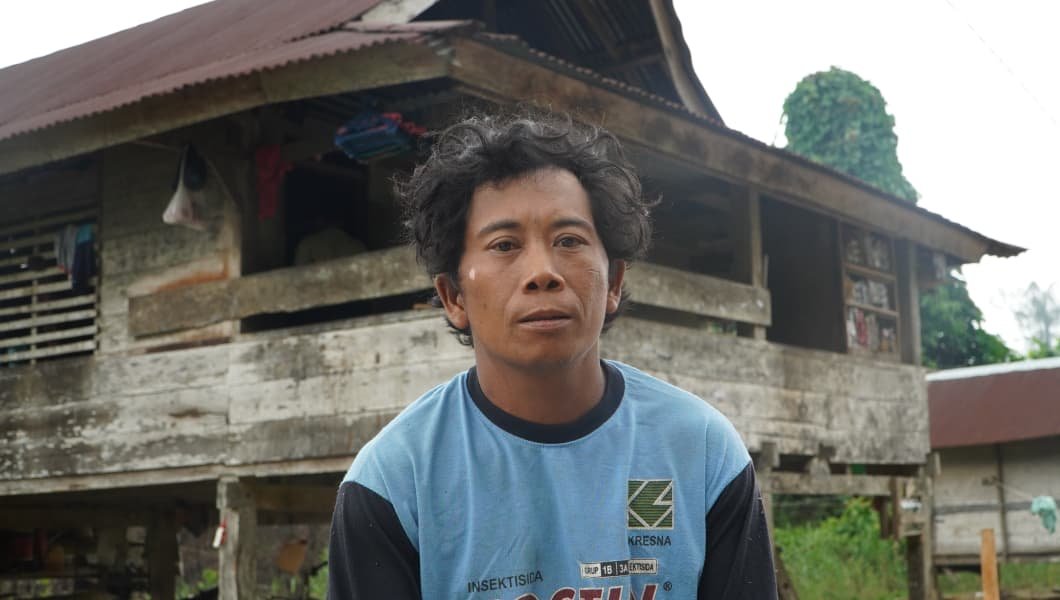 Petani Luwu Timur Terima Bantuan Perbaikan Rumah Setelah Puluhan Tahun Tinggal di Runtuhan