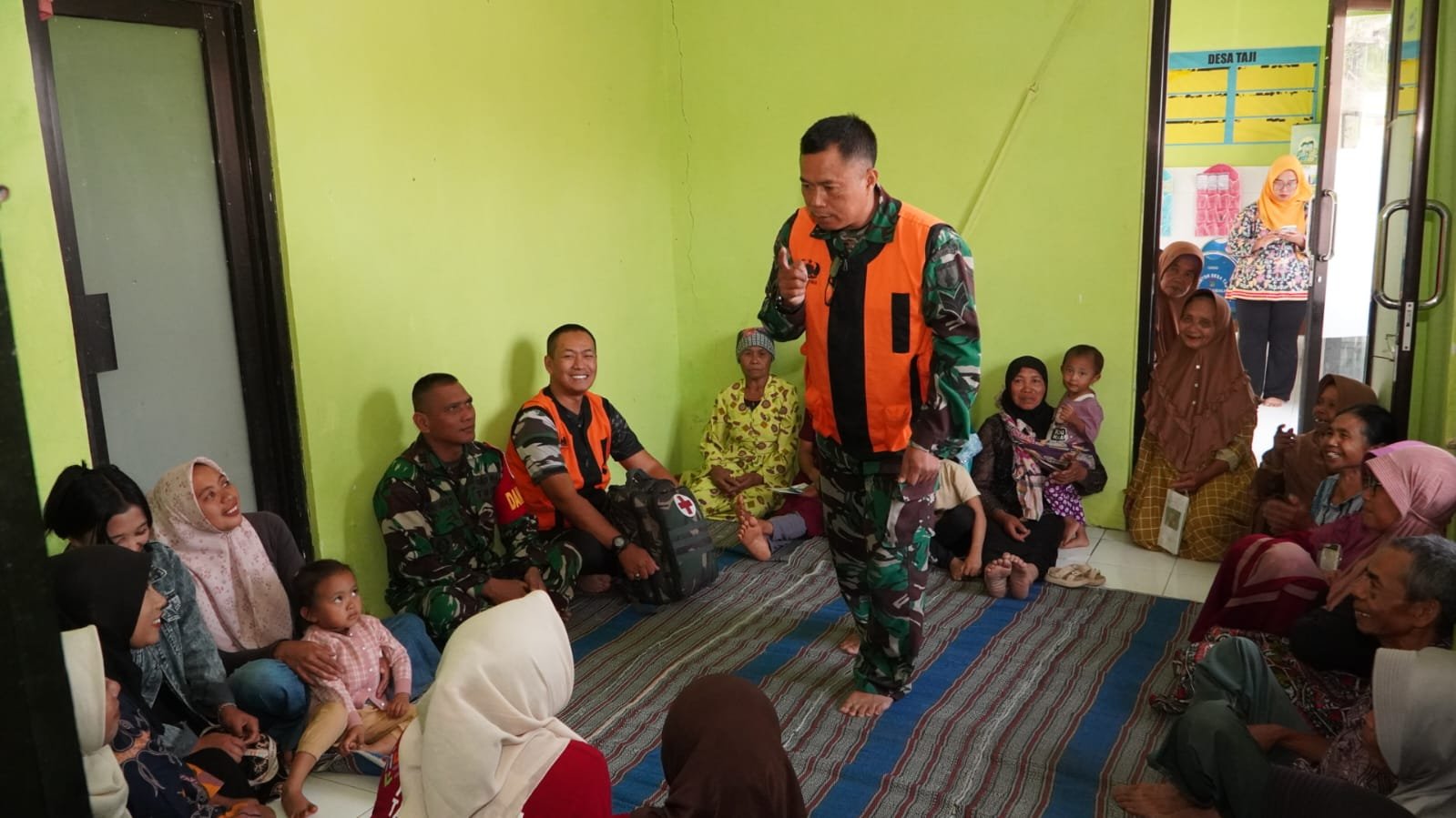 Satgas TNI Berikan Pengetahuan Kesehatan di Desa Taji untuk Masyarakat Sehat