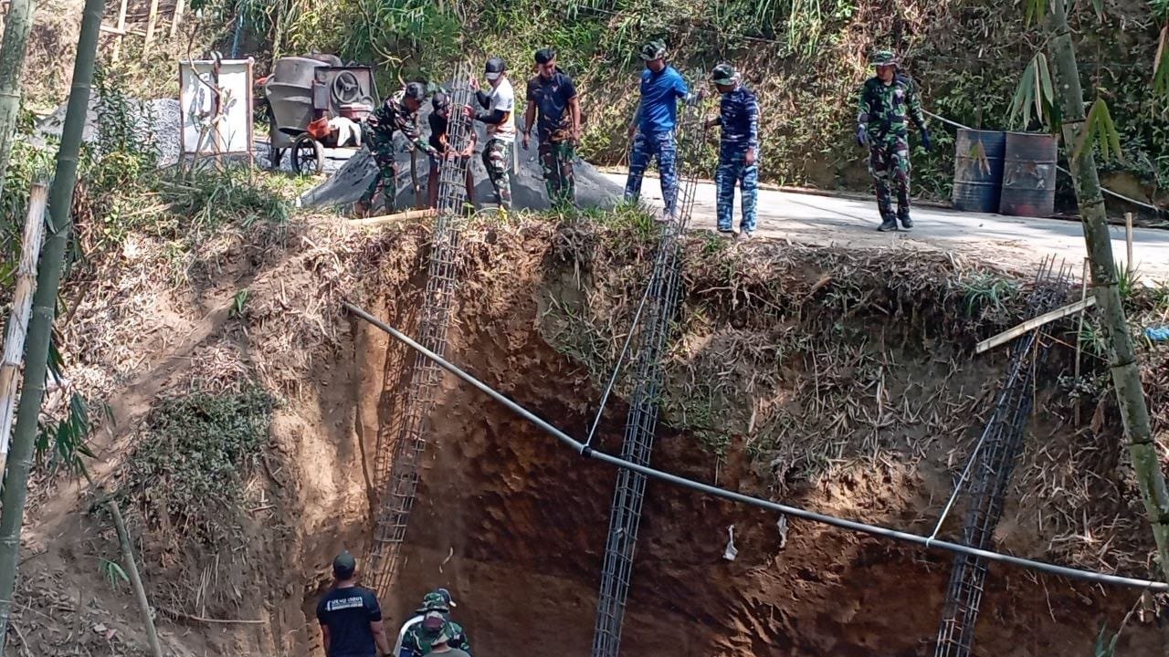 TNI Laksanakan Pemasangan Struktur Penahan Tanah untuk Lindungi Desa Malang