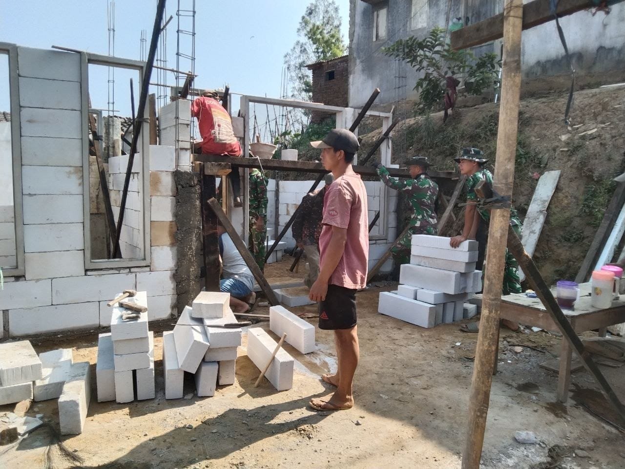 Inisiatif TNI Memperbaiki Rumah Tak Layak Huni di Malang