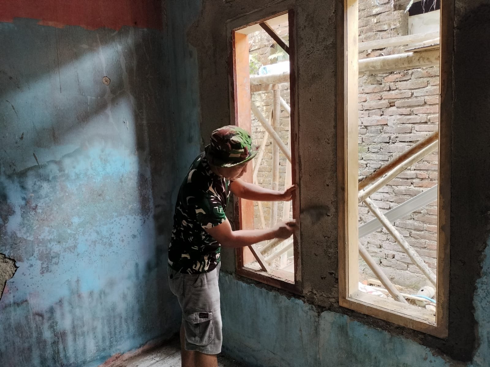 TNI Berikan Sentuhan Baru pada Rumah Tidak Layak Huni di Jayanti