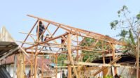 Proyek RTLH Arianto Atan Capai Tonggak Baru dengan Pemasangan Rangka Atap