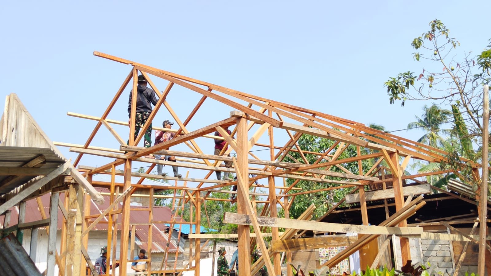 Proyek RTLH Arianto Atan Capai Tonggak Baru dengan Pemasangan Rangka Atap